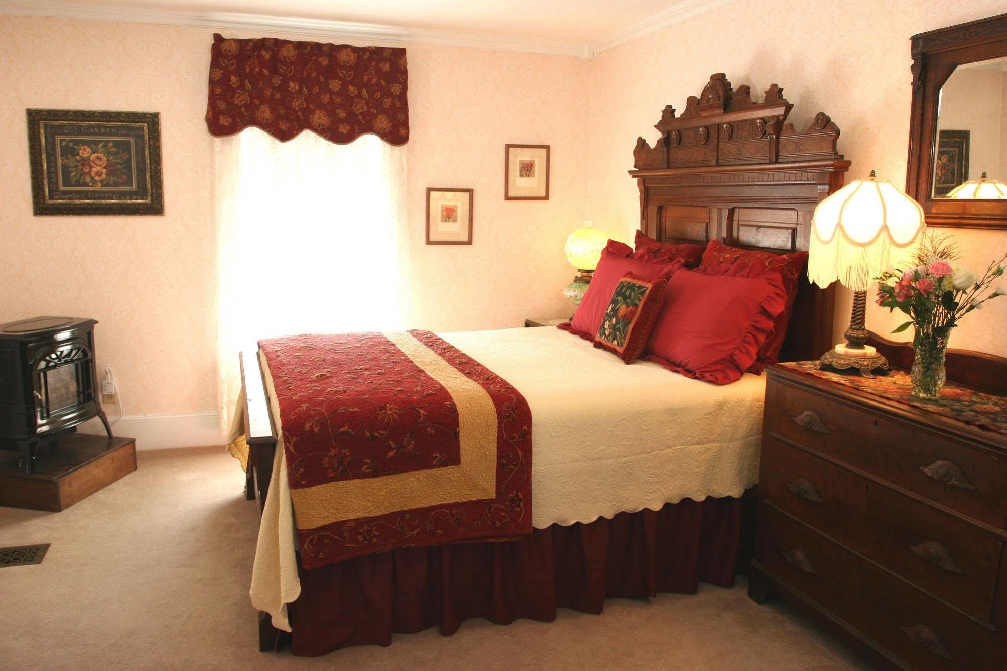 Isaiah Jones Homestead Bed And Breakfast Сандвич Екстериор снимка